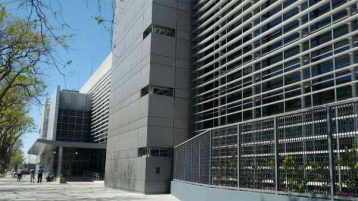 Joacutevenes se salvan de milagro tras chocar un animal equino en ruta 34