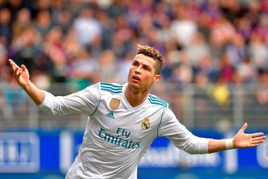 Con un doblete de Cristiano Ronaldo el Real Madrid liquidoacute al Eacuteibar