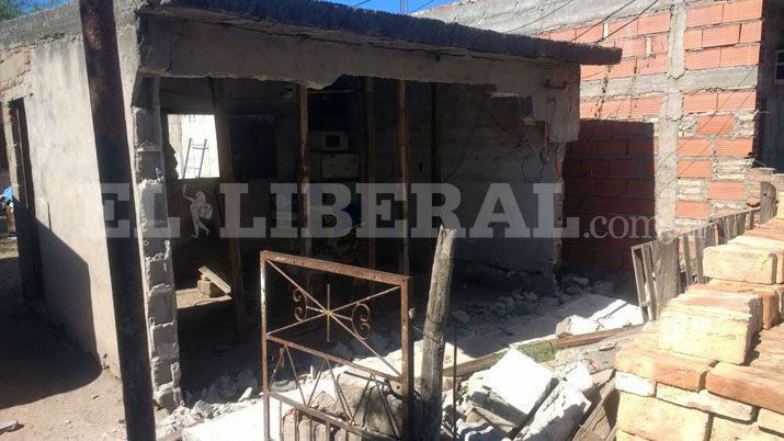 Una familia se salvoacute de milagro al desplomarse parte de una habitacioacuten