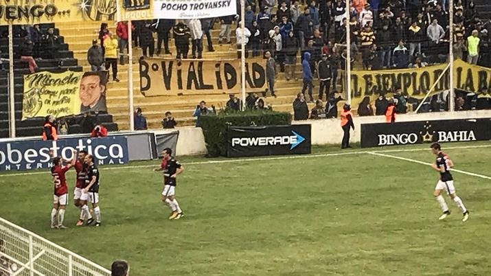 Coloacuten goleoacute a Olimpo y lo hundioacute en el descenso