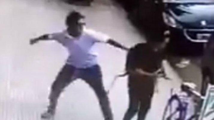 Atacó cobardemente a una mujer y ahora lo buscan por todos lados