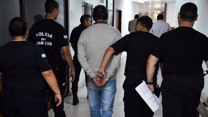 Lo condenaron a 14 antildeos de caacutercel por violar a su hijastra