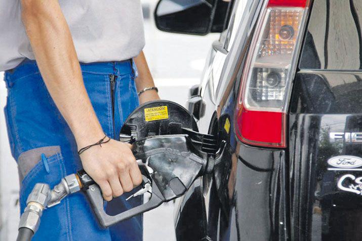 Doacutelar e inflacioacuten presionan para una nueva suba de precios en los combustibles