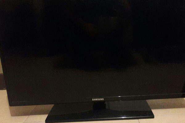 Abandonoacute un TV Led robado al ver a la Policiacutea