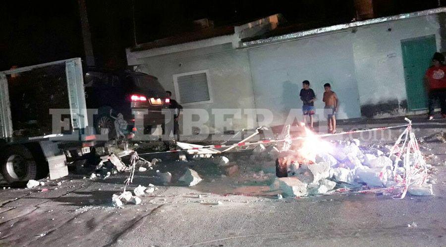 En curioso accidente un auto se metioacute en un camioacuten