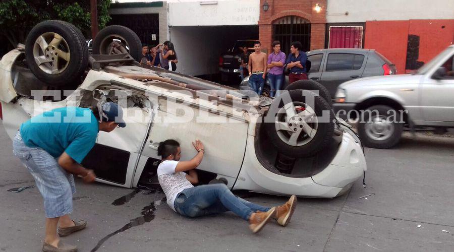 Impactante choque y vuelco sobre Av Coloacuten
