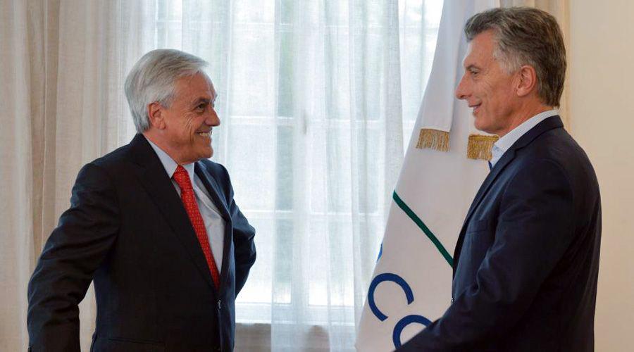 Mauricio Macri presente en la asuncioacuten de Sebastiaacuten Pintildeera