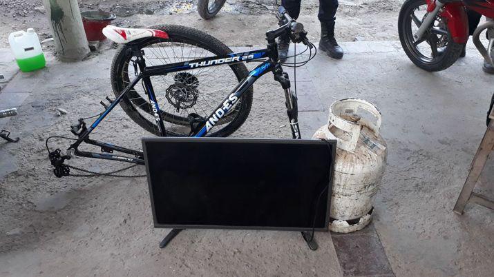 Detienen a un joven por robar y a su madre por increpar a la policiacutea