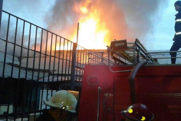 Mueren dos personas tras pavoroso incendio en una vivienda que funcionaba como pensioacuten