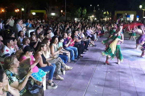 Las bandentildeas celebraron el Diacutea Internacional de la Mujer con un colorido festival en plaza Belgrano