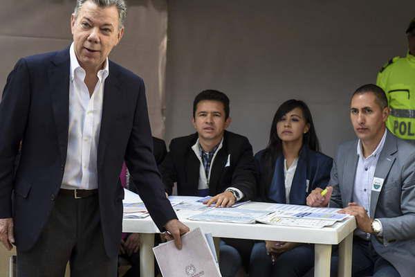 La primera eleccioacuten en Colombia  del posconflicto se celebroacute en paz