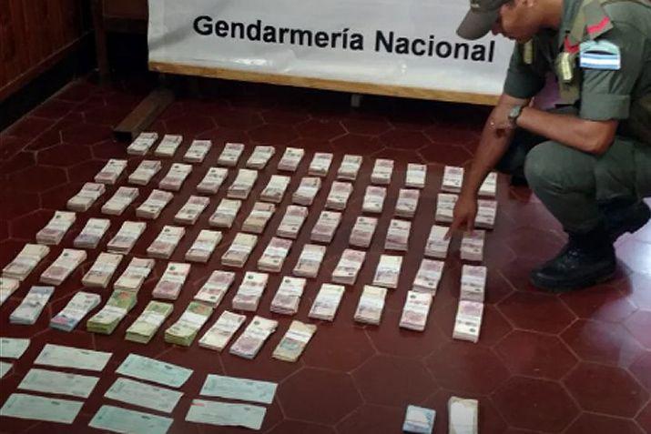 El dinero se hallaba oculto debajo de la alfombra de un vehículo