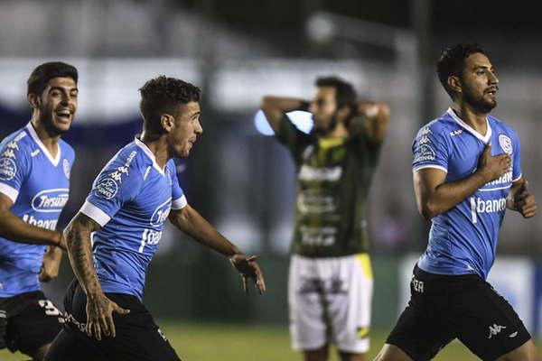 Belgrano se lo empatoacute  a Defensa en la agoniacutea 