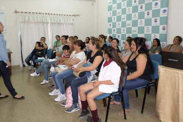 Dictaraacuten un curso para Mozos y Camareras en la Caacutemara Hotele