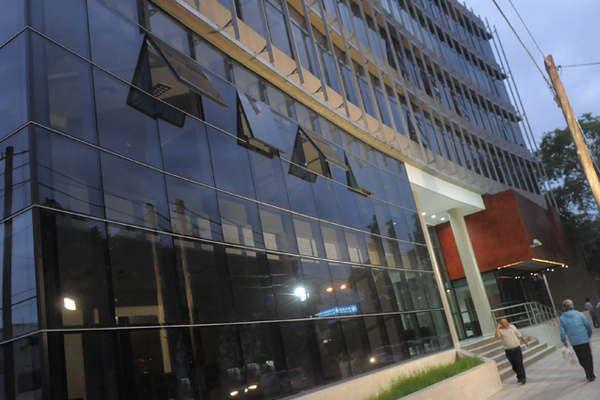 Roban 30 celulares  a un comercio y los rematan por Facebook