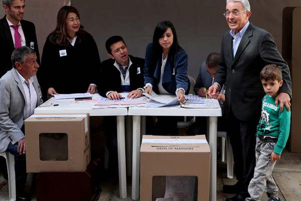 Aacutelvaro Uribe logroacute un gran triunfo en las eleccion