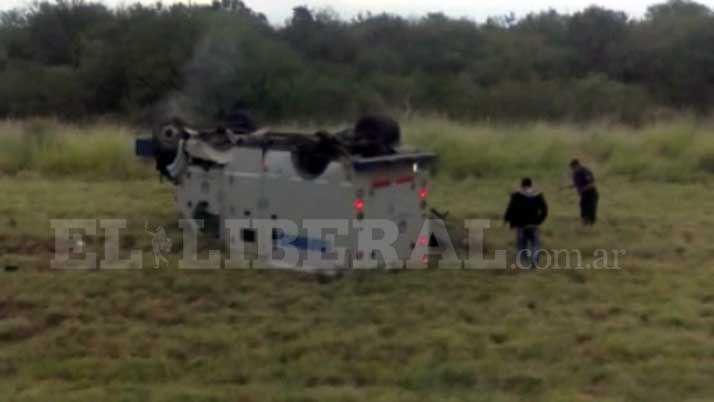 Policiacuteas resultaron heridos tras violento vuelco de un camioacuten de caudales