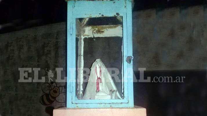 Indignacioacuten- vaacutendalos destruyeron una virgen en Antildeatuya