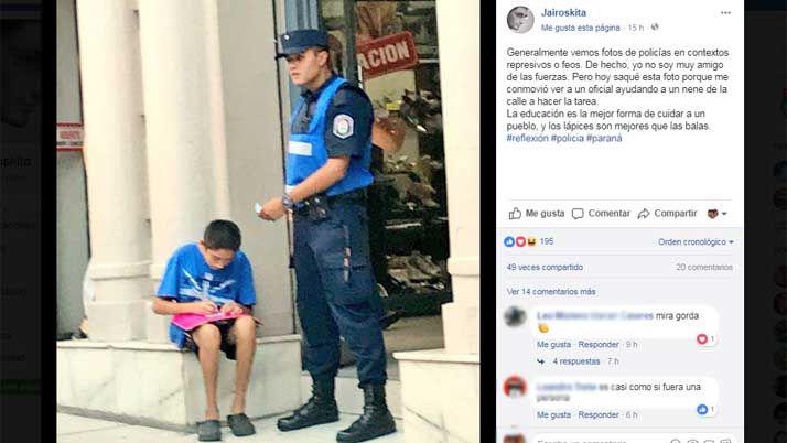 Conmovedor- la foto de un policiacutea ensentildeando a escribir a un nintildeo