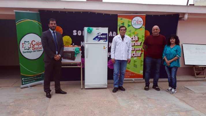 Sorteo extraordinario de Loteriacutea Santiaguentildea beneficioacute con electrodomeacutesticos a escuela del Interior provincial