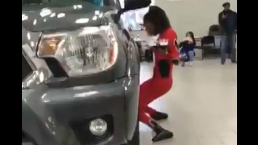 La increiacuteble habilidad de una camarera sorprende a Facebook