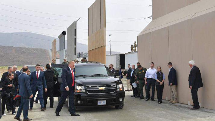 Trump inspeccionoacute prototipos del muro que dividiraacute EEUU y Meacutexico