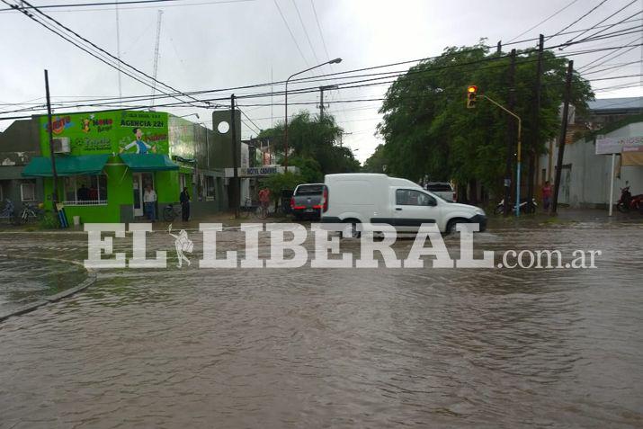 Las calles de Quimilí se vieron afectadas por el agua caída