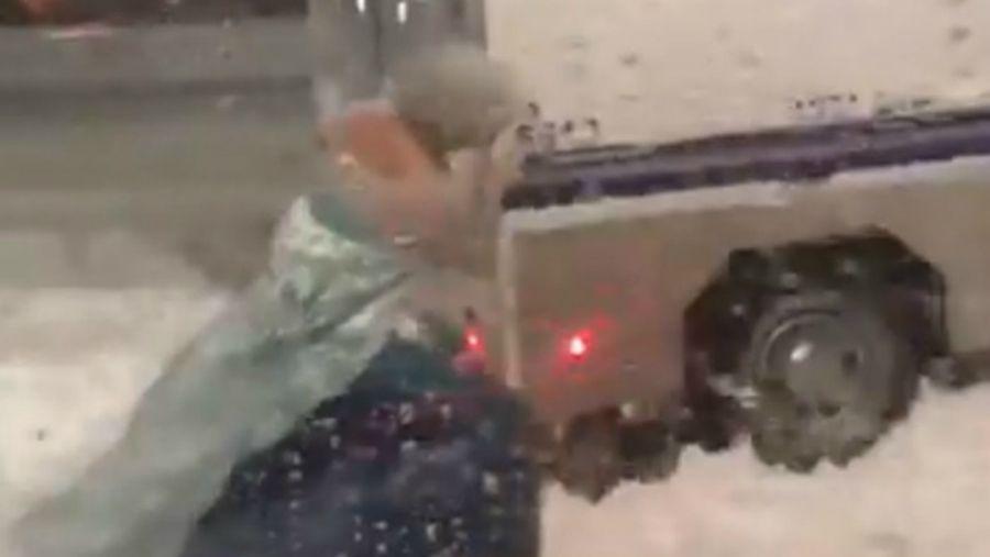 Viral- Una princesa de Disney empuja una camioneta en plena nieve
