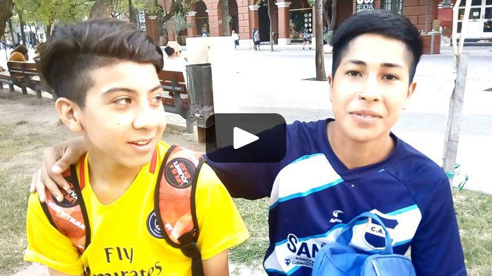 VIDEO  Joacutevenes santiaguentildeos dicen queacute equipo ganaraacute esta noche