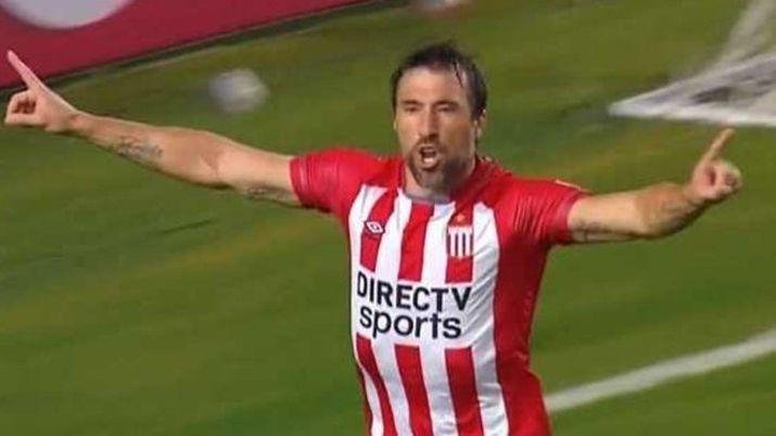 Estudiantes ganoacute en La Plata y es el liacuteder del Grupo F