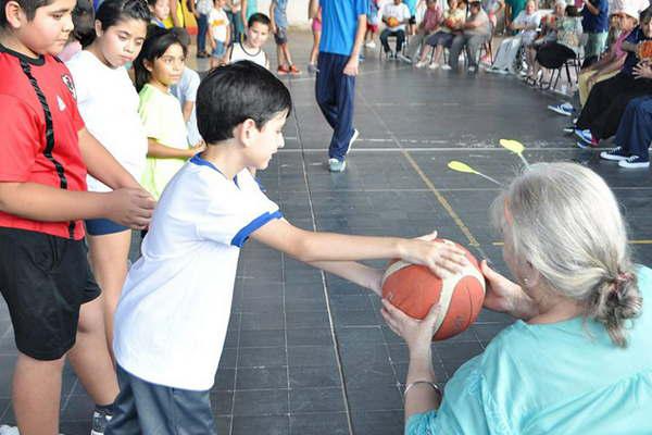 El ministro Niccolai participoacute de las Jornadas recreativas para los adultos mayores 