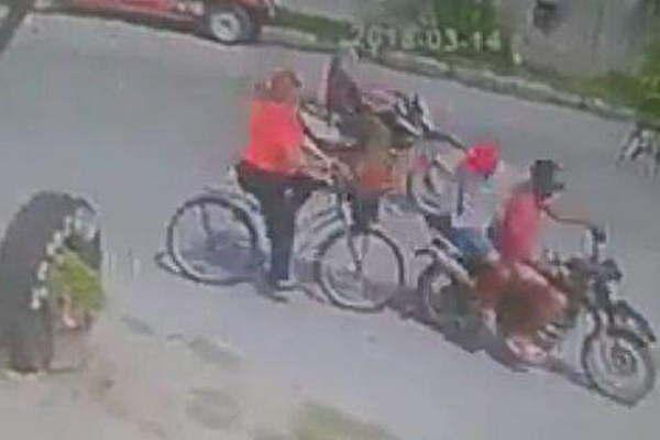 Motochorros arrebatan la cartera a una vecina en pleno centro termense