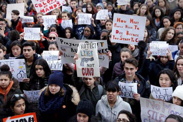 Miles de estudiantes protestaron contra la libre portacioacuten de armas