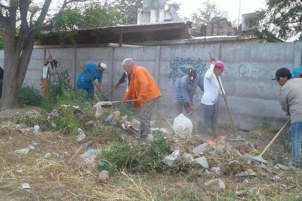 El municipio realiza un operativo integral de  limpieza y mejoras en el cementerio La Misericordia