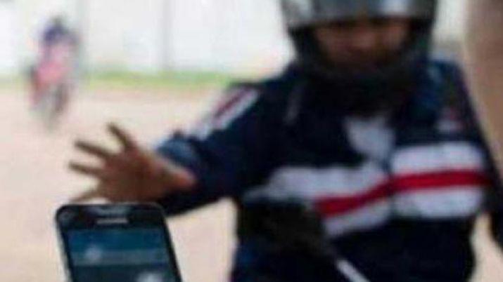 Le pusieron una navaja en el cuello para robarle el celular