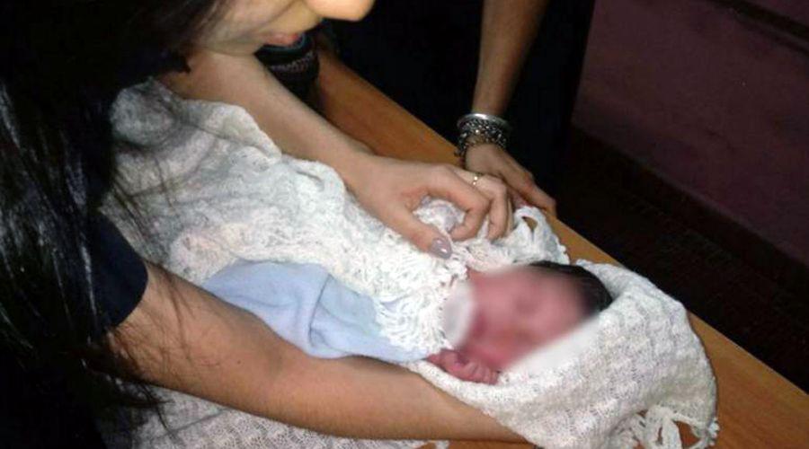 Rescatan con vida a un bebeacute arrojado a un basural en una mochila