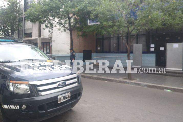 El personal de la Policía Federal que quedó de consigna en la puerta no permite el ingreso o salida de persona alguna