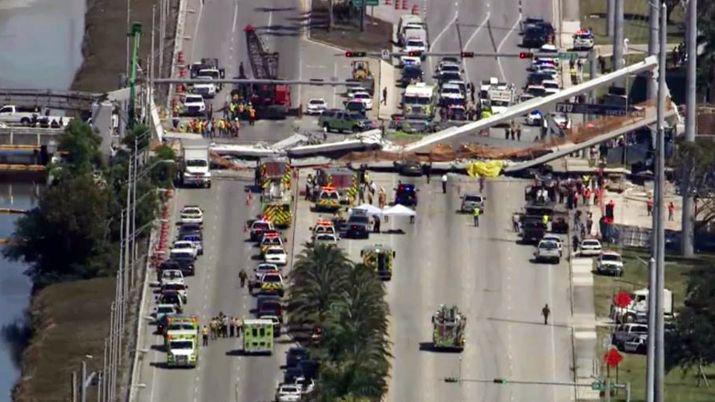 VIDEO  Se derrumboacute un puente peatonal en Miami y hay muertos