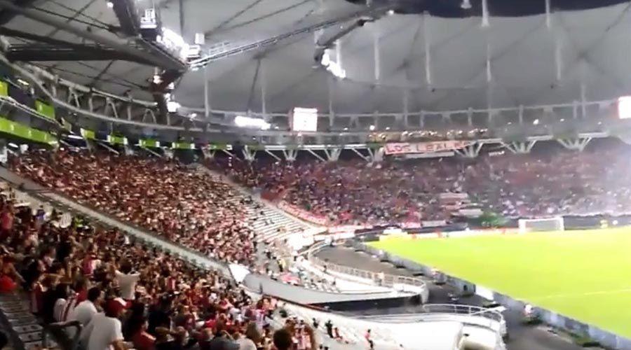 VIDEO  Un rayo cayoacute en pleno partido de Estudiantes y asustoacute a todos
