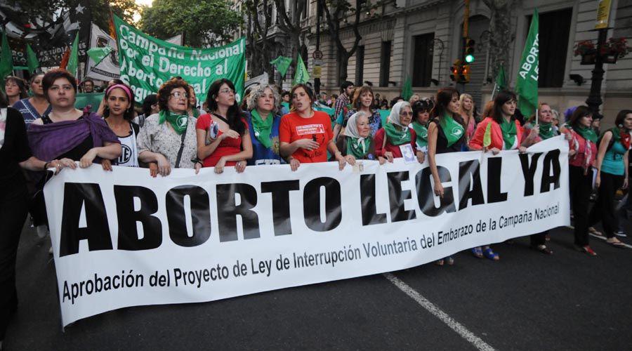 Seguacuten una encuesta maacutes de la mitad de los argentinos quiere despenalizar el aborto