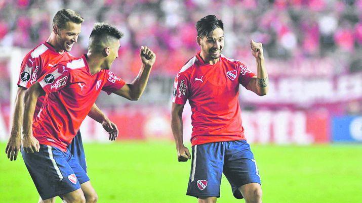 LETAL Martín Benítez sigue con su racha goleadora y anoche le dio tres puntos al Rojo