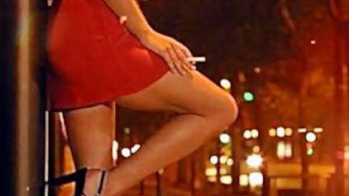 Travesti atacoacute con un palo a un joven que no quiso pagarle