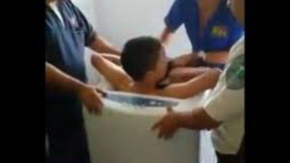 Intentoacute cumnplir un reto viral y quedoacute atrapado en un lavarropas