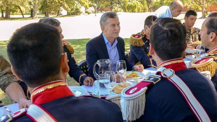 Macri comioacute un asado junto a los Granaderos a Caballo