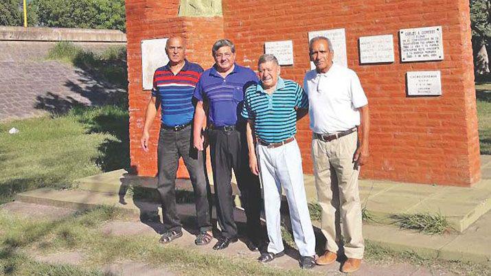 Goytía Carrera Barrientos y Flores junto al monumento al bsquet del parque Aguirre