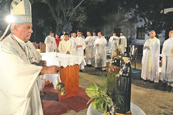 Mons Martiacutenez Ossola presidioacute el acto de inicio del ciclo del Seminario