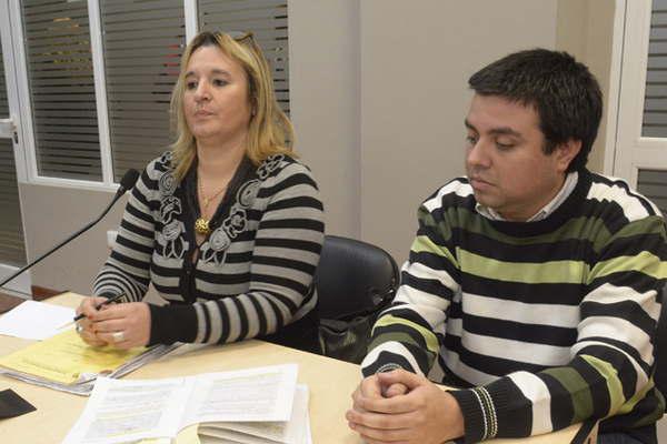 Una tiacutea casada habriacutea iniciado en el sexo  a su propio sobrino menor y a los amigos