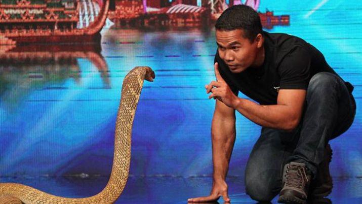 El encantador de serpientes maacutes famoso murioacute mordido por una cobra
