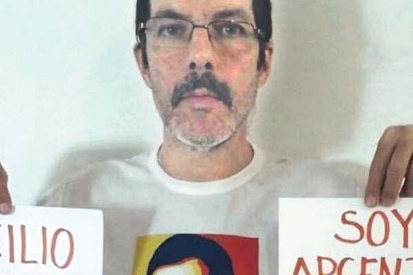 Argentino preso poliacutetico en Venezuela logroacute escapar con su familia
