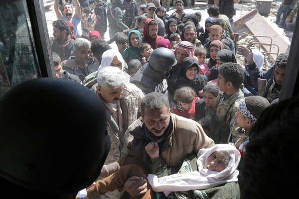 Maacutes de 50 civiles murieron por bombardeos de Turquiacutea en la ciudad siria de Afriacuten